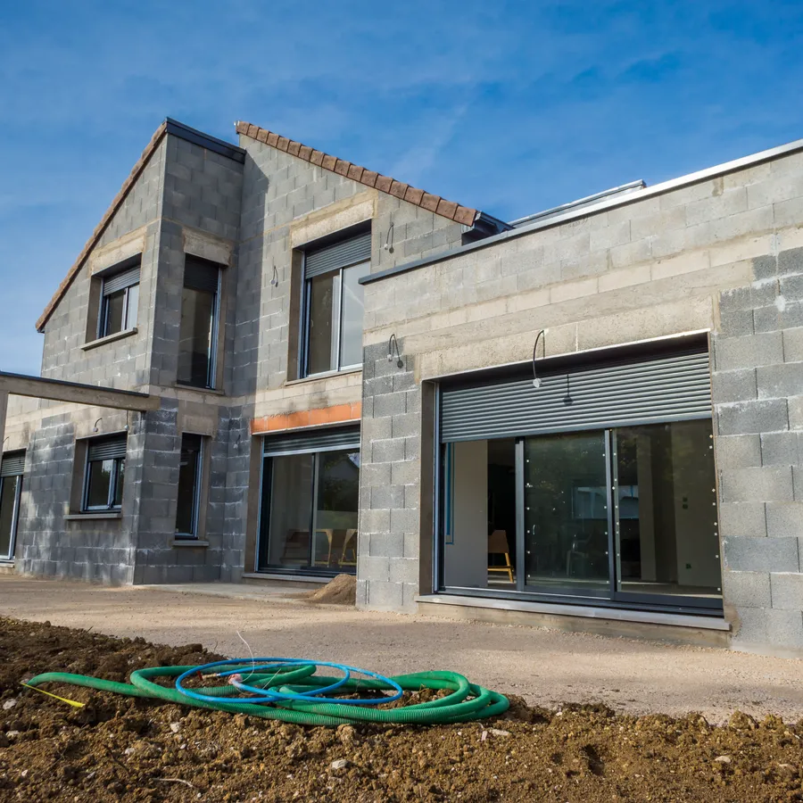 Maison en construction avec blocs de béton