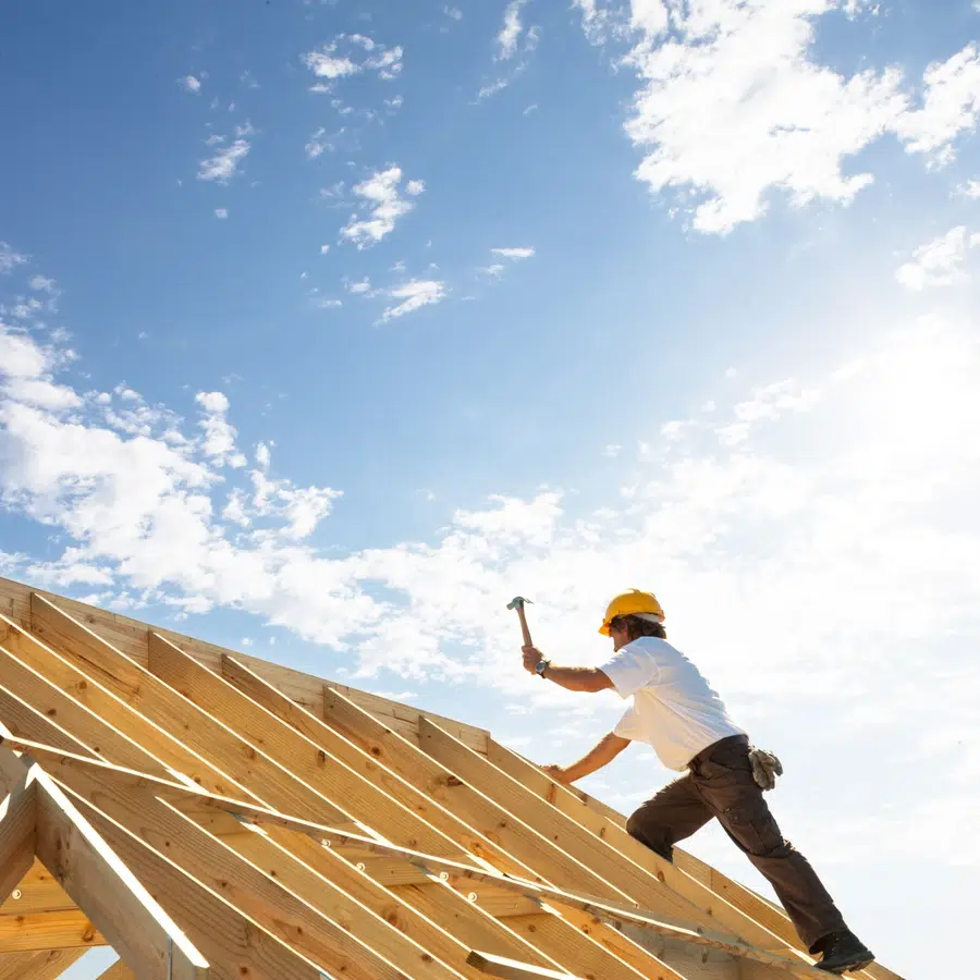 Ouvrier sur un toit en construction