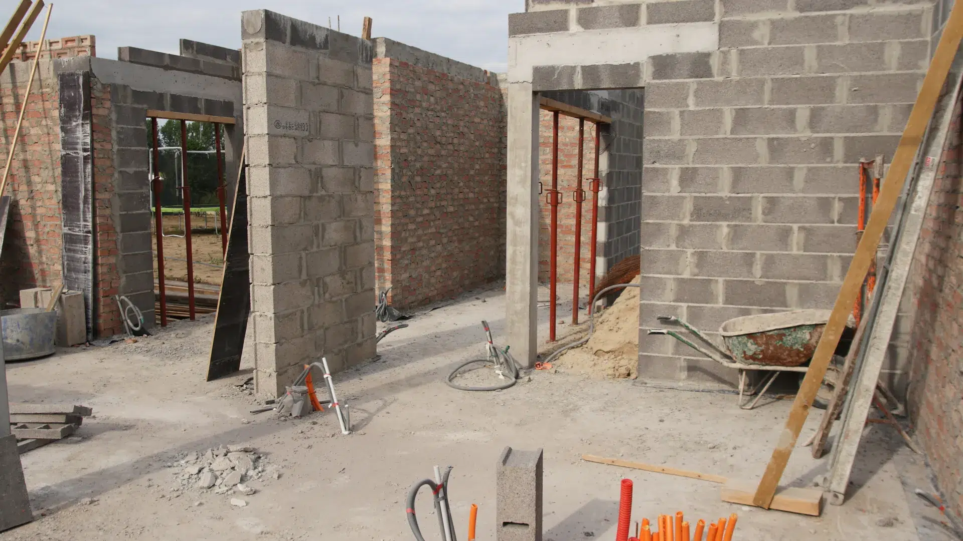 Construction de murs en briques et parpaings