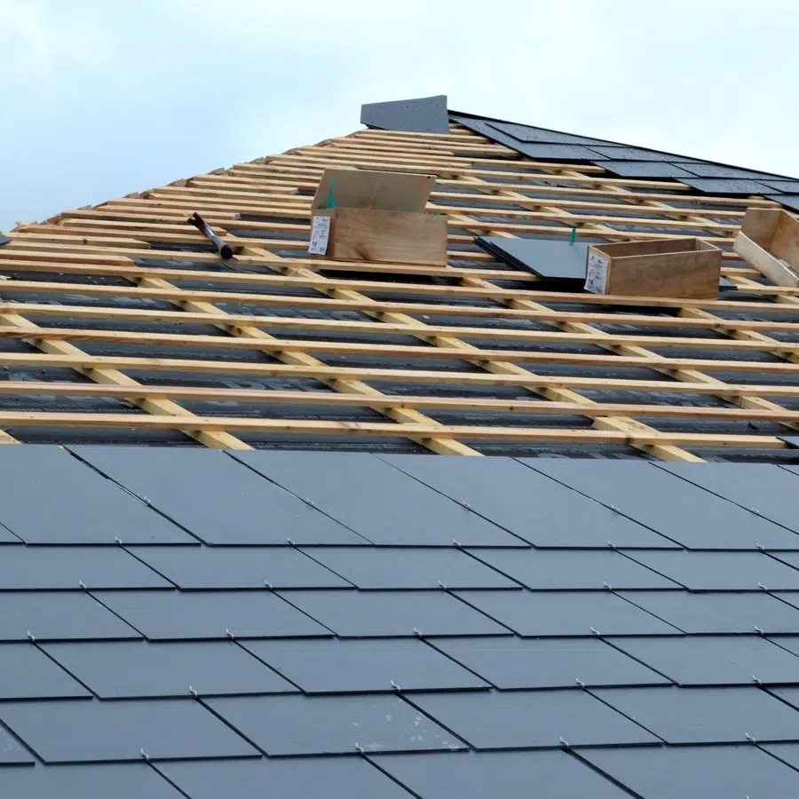 Toiture en construction avec tuiles