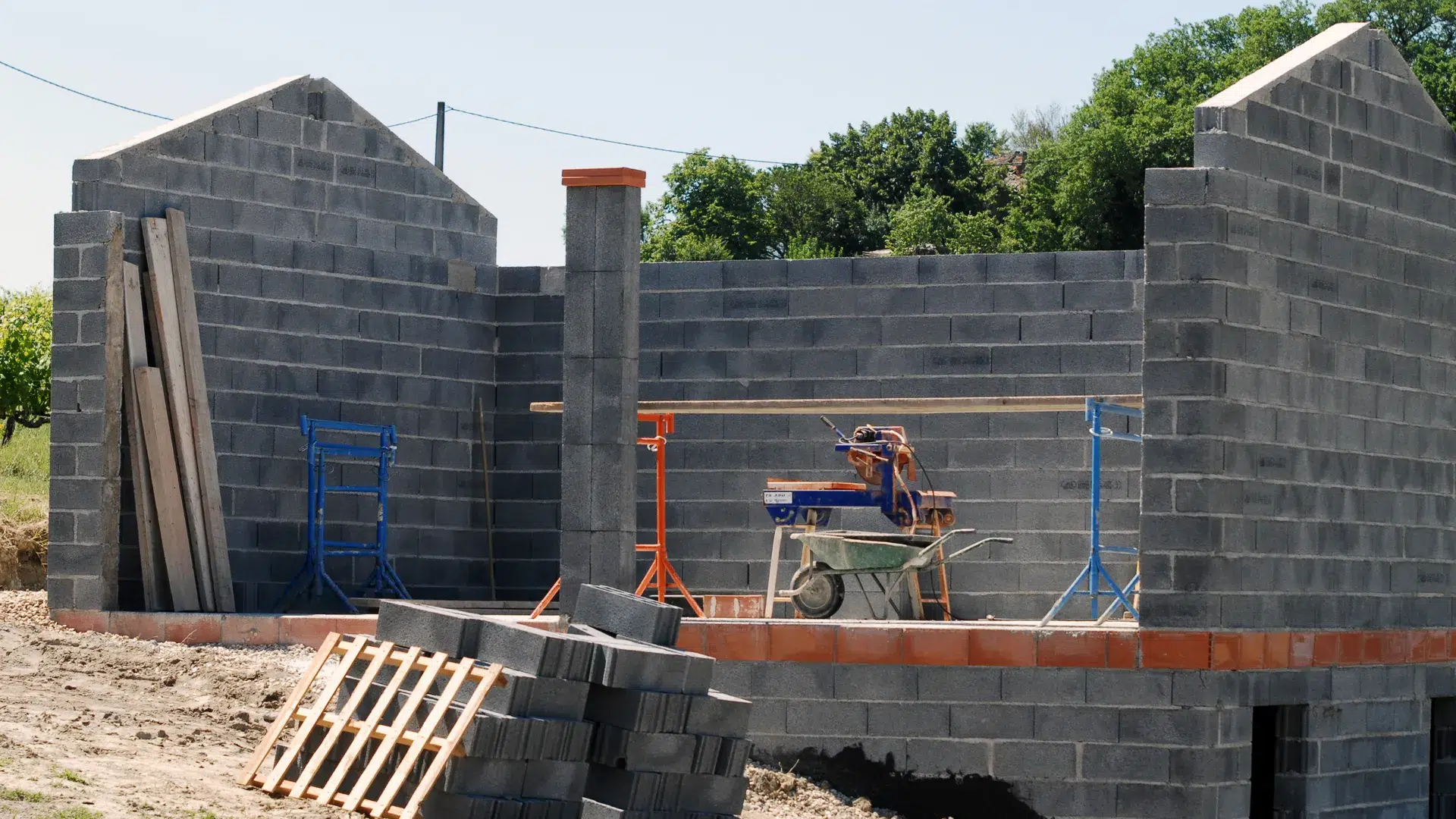 Construction de murs en parpaings